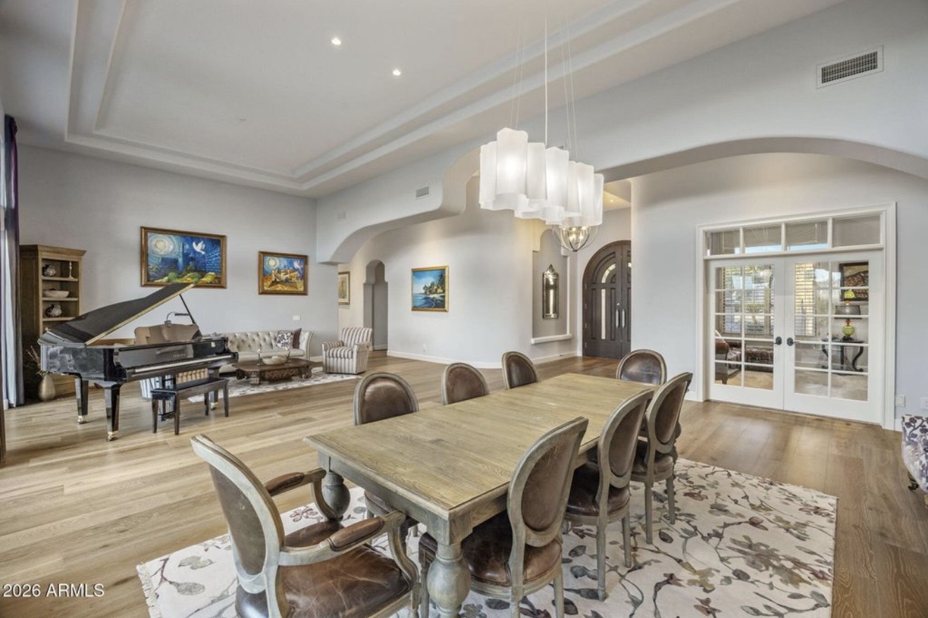 5 Bedrooms Mansion