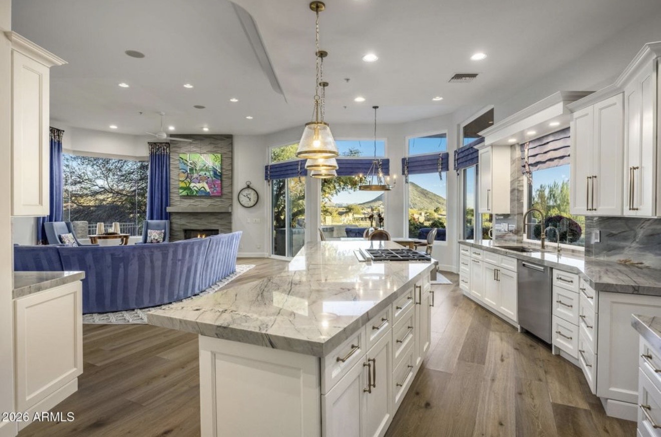 5 Bedrooms Mansion