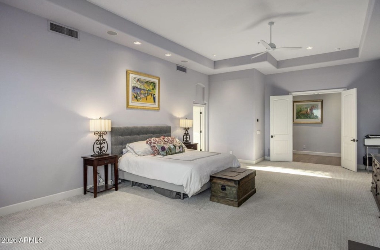 5 Bedrooms Mansion