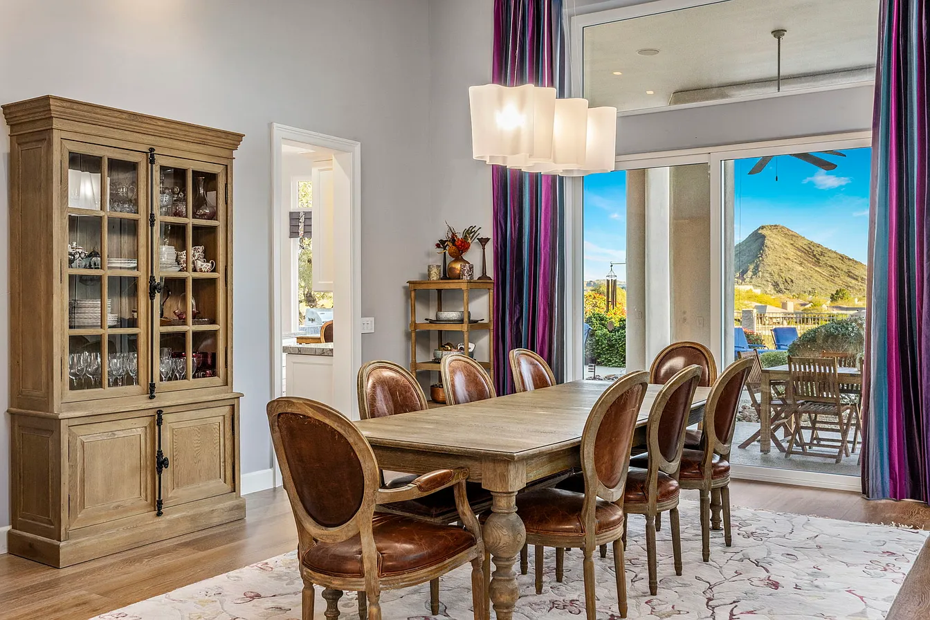 5 Bedrooms Mansion
