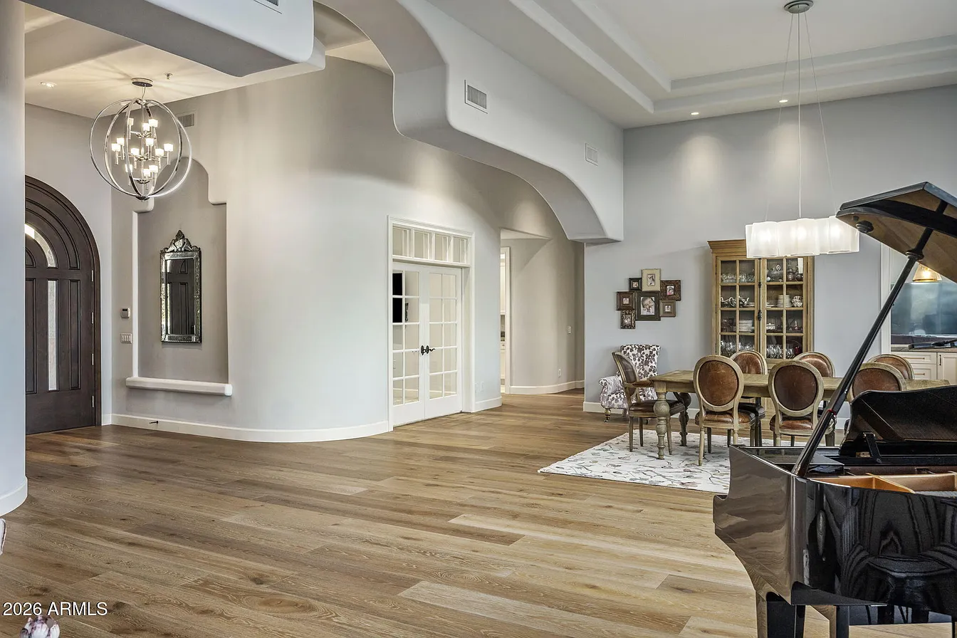 5 Bedrooms Mansion
